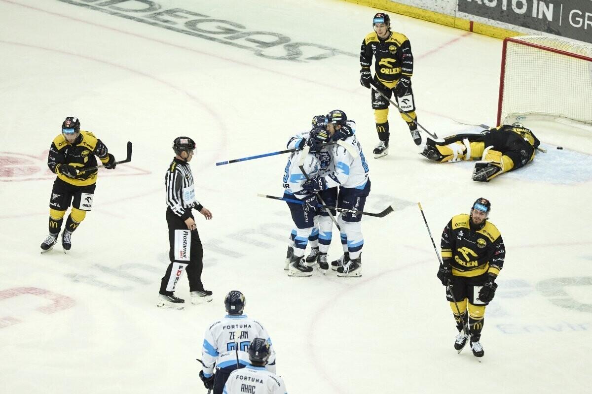 Bílí Tygři oslavují trefu Filipa Jansy, foto: www.hcbilitygri.cz